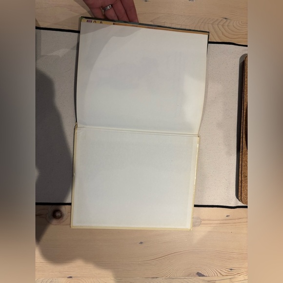 VINTAGE 1978- HOW MRS CLAUSE SAVES CHRISTMAS BOOK- By BILL TEMPLETON - Picture 4 of 5